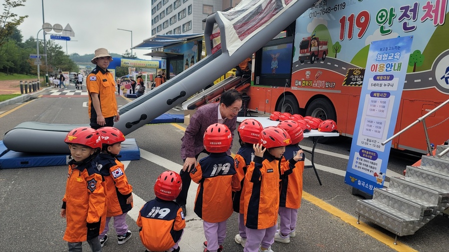 ▲ 경북도 소방본부가 주관하는 대규모 안전 문화 축제로, 올해는 체험행사와 참여 행사․차량체험존․공연 행사 등 다양한 프로그램에 73개 기관과 단체가 참여했다.ⓒ경북도