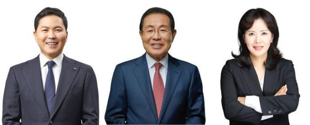 ▲ (왼쪽부터) 윤상현 콜마홀딩스 부회장, 윤동한 콜마그룹 회장, 윤여원 콜마비앤에이치 대표