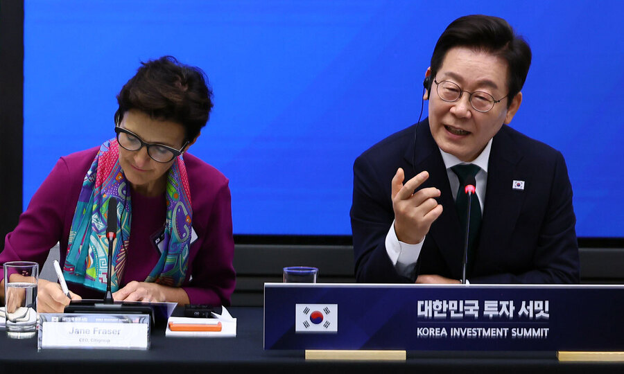 ▲ 이재명 대통령이 25일(현지 시간) 미국 뉴욕 증권거래소에서 열린 대한민국 투자 써밋에서 발언하고 있다. /뉴시스