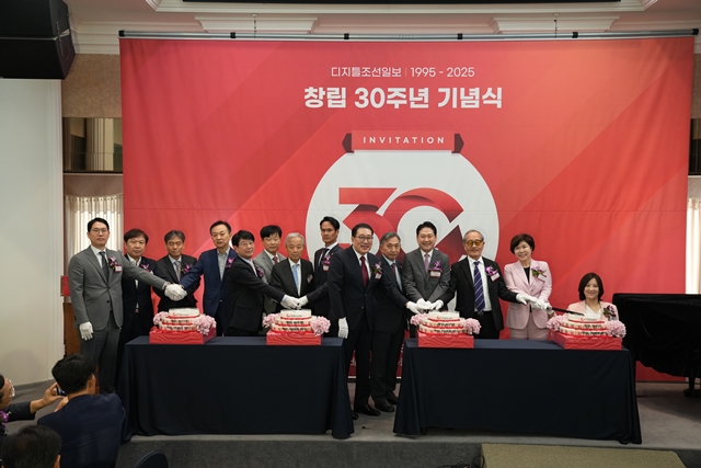 ▲ 25일 서울 중구 한국프레스센터에서 열린 디지틀조선일보 창립 30주년 기념식에서 장동혁 국민의힘 대표, 방정오 TV조선 부사장, 인보길 뉴데일리 회장, 김영수 디지틀조선일보 대표 등 참석자들이 케이크 커팅을 하고 있다. ⓒ디지틀조선TV