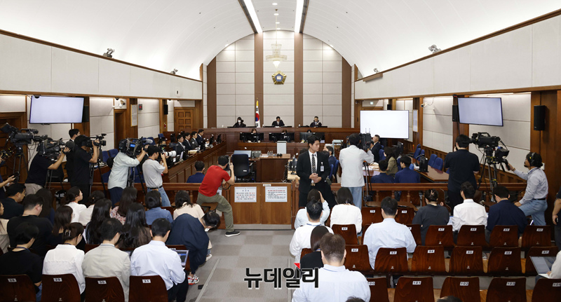 ▲ 윤석열 전 대통령의 특수공무집행방해, 직권남용 권리행사방해 등 혐의 사건 첫 공판이 26일 서울 서초구 서울중앙지법에서 열린 가운데 백대현 부장판사가 참석해 앉아 있다. ⓒ공동취재단