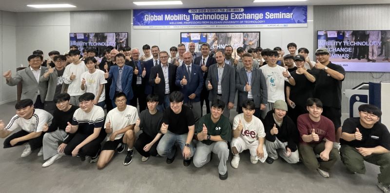 ▲ 선문대학교 미래자동차특성화사업단이 폴란드 실레시안공과대학교(Silesian University of Technology) 교수진 11명을 초청해 ‘글로벌 모빌리티 기술교류 세미나’를 개최하고 기념촬영을 하고 있다.ⓒ선문대