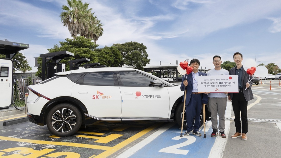 ▲ SK렌터카 제주지점에서 진행한 ‘2025 모빌리티 뱅크 제주 차량 전달식’  ⓒSK렌터카