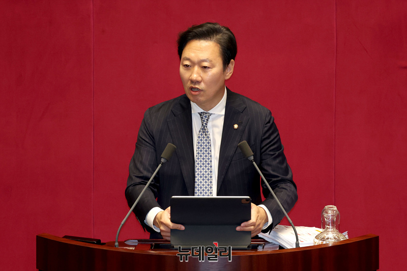 ▲ 박수민 국민의힘 의원이 25일 오후 국회에서 열린 본회의에서 정부조직법 일부개정법률안(대안)에 대한 무제한토론(필리버스터)을 하고 있다. 2025.09.25. ⓒ이종현