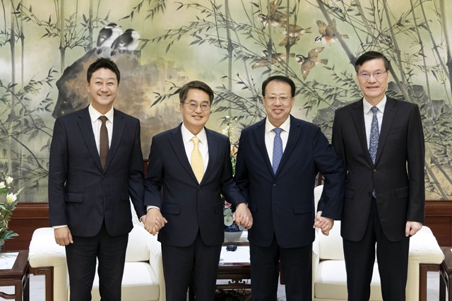 ▲ 김진경 경기도의회 의장(왼쪽)이 지난 25일 김동연 경기도지사와 함께 중국 상하이시를 방문해 상하이시장 등과 기념촬영을 하고 있다. ⓒ경기도의회 제공
