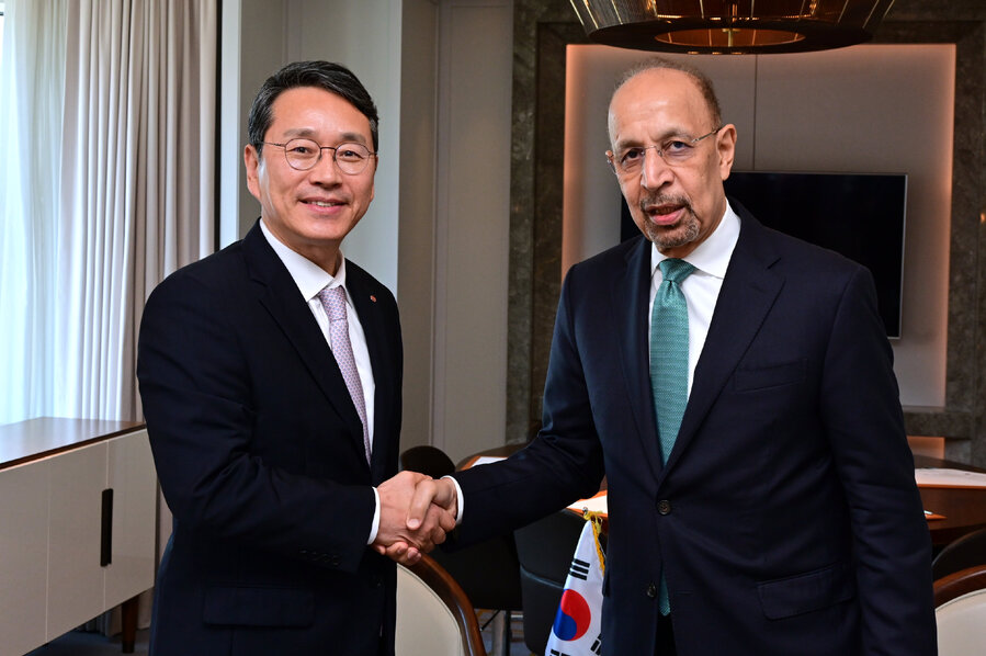 ▲ LG전자 조주완 CEO(왼쪽)가 26일 서울 중구 롯데호텔에서 사우디아라비아 칼리드 알팔리(H.E.. Khalid AlFalih) 투자부 장관과 만나 AI 데이터센터 냉각 솔루션 공급 등 협력 방안을 논의했다.ⓒLG전자