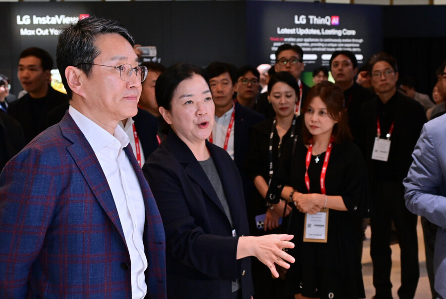 ▲ 조주완 LG전자 사장이 IFA 2025 LG전자 부스를 살펴보는 모습ⓒLG전자