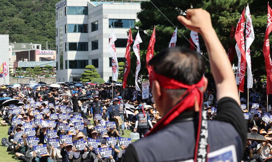 ▲ 지난 3일 울산시 북구 현대자동차 울산공장 본관 앞에서 열린 현대차 노조의 총파업 결의대회에서 조합원들이 구호를 외치고 있다.ⓒ연합뉴스
