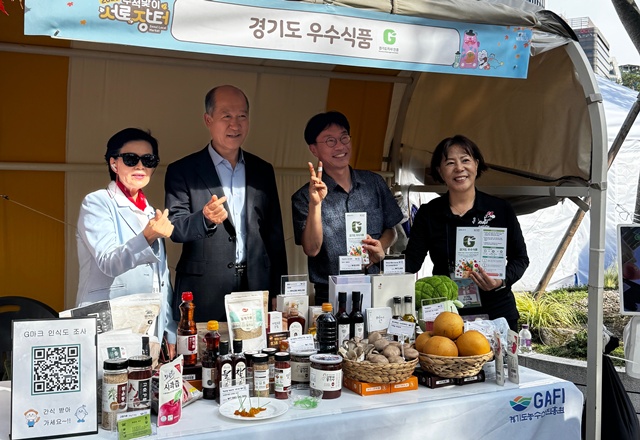 ▲ 최창수 경기도농수산진흥원장(왼쪽 두 번째)과 농진원 관계자들이 서울광장 일대에서 열린 '2025년 추석맞이 서로장터'에 참석해 G마크 홍보부스에서 기념촬영을 하고 있다. ⓒ경기도농수산진흥원 제공