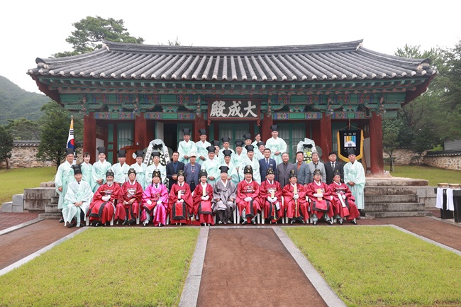 ▲ 강원 영월군(군수 최명서)과 영월향교(전교 엄인영)가 25일 영월향교 대성전에서 지역 유림과 주민, 내빈 등 150여 명이 참석한 가운데 추기 석전대제를 봉행했다.
향교 석전대제는 공자를 비롯한 여러 성현에게 제향을 올리는 의식으로 유교적 학문과 덕행을 기리고 후세에 전승하기 위해 매년 봄, 가을 두 차례 거행된다. 이번 제례는 초헌관에 최명서 영월군수, 아헌관은 김대경 영월부의장, 종헌관은 엄재진 장의 등이 각각 분향과 헌작을 올리며 의례를 집전했다. ⓒ영월군