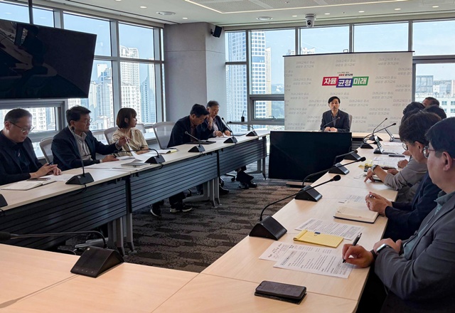 ▲ 김진수 경기도교육청 제1부교육감이 26일 학교 대상 폭발물 허위 신고에 대한 대책 마련을 위한 긴급 간부회의를 주재하고 있다. ⓒ경기도교육청 제공
