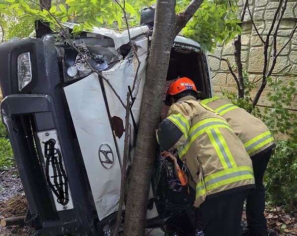 ▲ 26일 오전 10시 13분쯤 충남 공주시 유구읍 석남리의 한 도로에서 1톤 트럭이 도로 옆으로 추락해 소방대원들이 구조작업을 하고 있다.ⓒ공주소방서