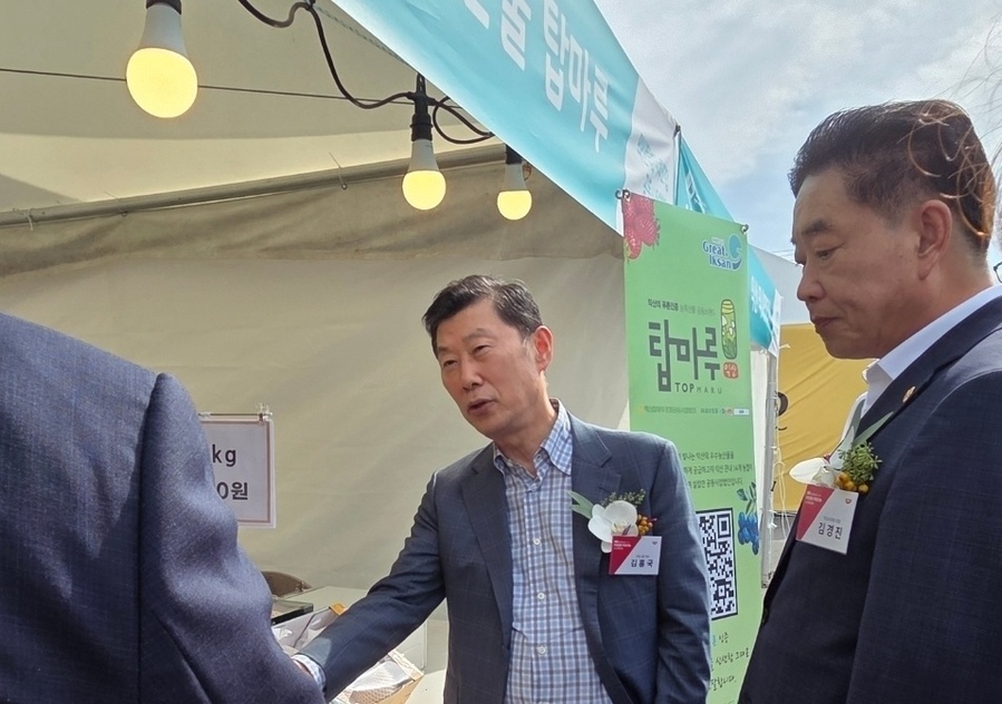 ▲ 김홍국 하림 회장이 NS푸드페스타 행사 현장을 둘러보고 있다 ⓒ남수지기자