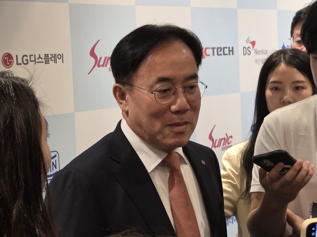 ▲ 정철동 LG디스플레이 사장이 26일 서울 롯데호텔월드에서 개최된 ‘제15회 디스플레이의 날’ 기념식에 참석하기 전 기자들의 질문을 받고 있다.ⓒ이가영 기자