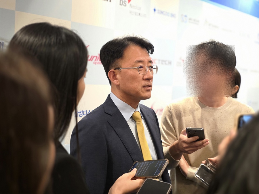 ▲ 이청 삼성디스플레이 사장이 26일 서울 롯데호텔월드에서 개최된 ‘제15회 디스플레이의 날’ 기념식 참석에 앞서 취재진들의 질문에 답하고 있다.ⓒ이가영 기자