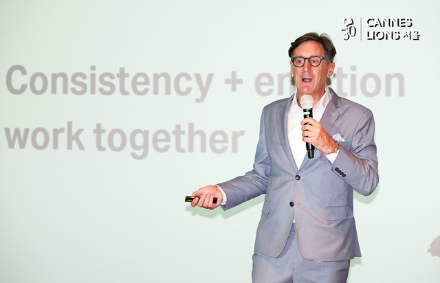 ▲ 에드 팽크(Ed Pank) LIONS APAC 총괄(SVP)이 26일 서울 종로구 광화문 씨네큐브에서 열린 2025 칸라이언즈서울에서 '크리에이티브 임팩트 언팩트(Creative Impact Unpacked)'를 주제로 강연하고 있다.ⓒ서성진 기자