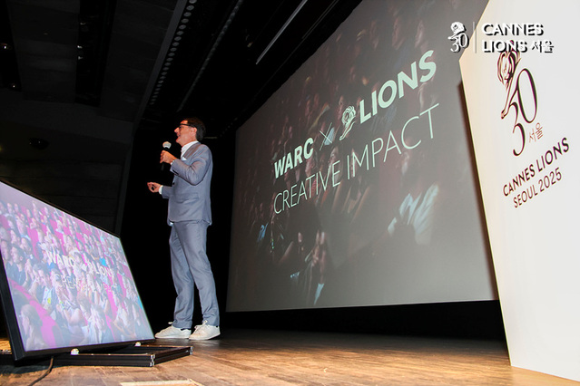 ▲ 에드 팽크(Ed Pank) LIONS APAC 총괄(SVP)이 26일 서울 종로구 광화문 씨네큐브에서 열린 2025 칸라이언즈서울에서 '크리에이티브 임팩트 언팩트(Creative Impact Unpacked)'를 주제로 강연하고 있다.ⓒ서성진 기자