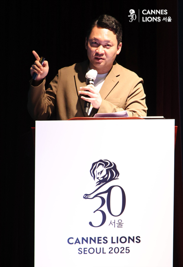 ▲ 김경신 파울러스 ECD가 26일 서울 종로구 광화문 씨네큐브에서 진행된 '2025 칸 라이언즈 서울'에서 'Creativity vs AI, How to Harmonise?'를 주제로 강연하고 있다.ⓒ정상윤 기자