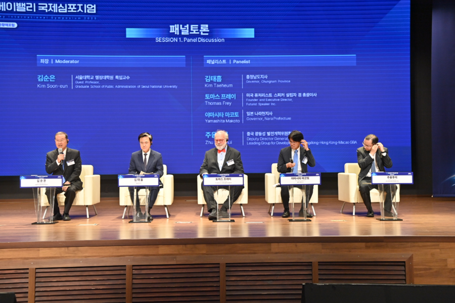 ▲ 김태흠 충남도지사가 26일 예산에서 열린 ‘2025 베이밸리 국제 심포지엄’에서 토론을 하고 있다.ⓒ충남도