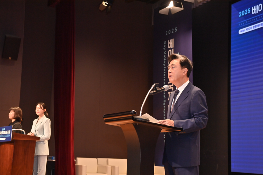 ▲ 김태흠 충남도지사가 26일 예산에서 열린 ‘2025 베이밸리 국제 심포지엄’에서 인사말을 하고 있다.ⓒ충남도