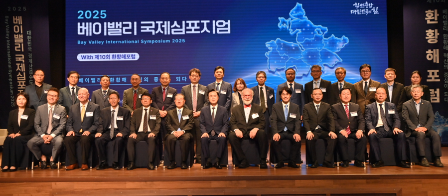 ▲ 김태흠 충남도지사가 26일 예산에서 개최한  ‘2025 베이밸리 국제 심포지엄’을 마친 뒤 참석자들과 기념촬영을 하고 있다.ⓒ충남도