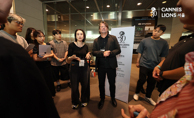 ▲ 팀 슈티겔브룩스(Tim Stickelbrucks) Flux AI 대표와 강지현(서비스플랜코리아) Flux AI Asia 대표가 26일 서울 종로구 광화문 씨네큐브에서 열린 '2025 칸 라이언즈 서울'에서 강연 후 청중들과 대화하고 있다.ⓒ정상윤 기자