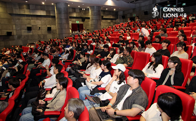 ▲ 26일 서울 종로구 광화문 씨네큐브에서 열린 '2025 칸 라이언즈 서울'에서 청중들이 이성헌 돌고래유괴단 부대표의 강연을 듣고 있다.ⓒ정상윤 기자