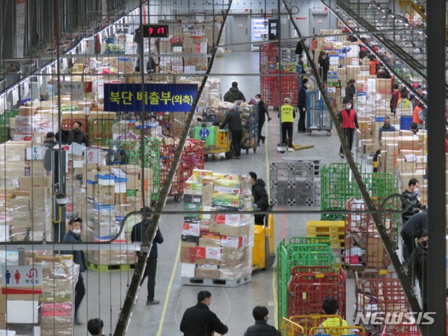 ▲ 대전 동구 중부권광역우편물류센터(IMC) 직원들이 명절우편물의 안전한 배달을 위해 분류작업을 하고 있다. 230112 사진= 우정사업본부. ⓒ뉴시스