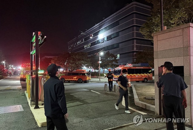 ▲ 대전 유성구 화암동 국가정보자원관리원에서 리튬배터리 화재가 발생, 소방당국이 진화작업을 벌이고 있다. 250926 ⓒ연합뉴스