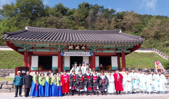 ▲ 철원향교(전교 정만식)가 지난 25일 철원향교 대성전에서 공부자 탄강 2576년 추기 석전대제를 엄숙하게 봉행했다. 이번 행사에는 유광종 부군수, 한종문 군의장, 김상혁 교육장을 비롯한 지역 내 유림 등이 참석해 전통 제례의 의미를 되새겼다.
초헌관을 맡은 유광종 철원 부군수는 