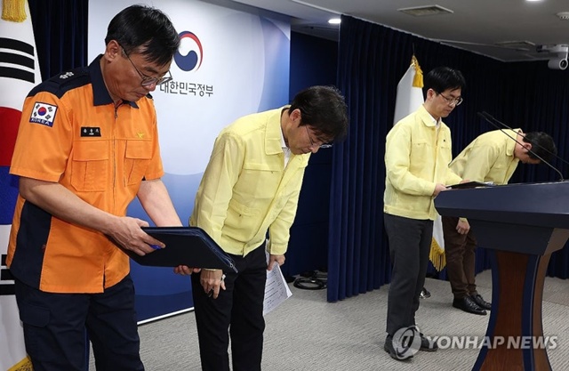 ▲ (좌로부터) 윤상기 소방청 장비기술국장, 행정안전부 이용석 디지털정부혁신실장, 김민재 차관, 이재용 국가정보자원관리원장 등이 서울 종로구 정부서울청사 브리핑실에서 열린 '국가정보자원관리원 정부 서비스 장애 관련 브리핑'에 앞서 인사하고 있다. 250927 ⓒ연합뉴스