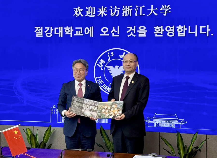 ▲ 강기정 광주광역시장이 25일(현지시간) 오후 중국의 대표적 인공지능(AI) 기술인재 육성 대학인 저장대를 방문해 마옌밍 총장과 AI 인재육성 등 협력 방안을 논의한 뒤 기념품을 전달하고 있다.ⓒ광주광역시 제공