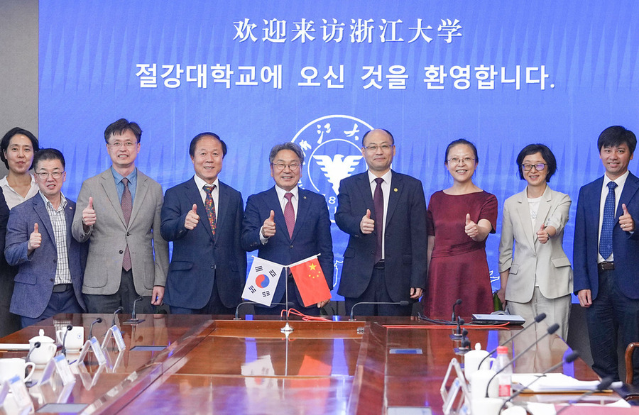 ▲ 강기정 광주광역시장이 25일(현지시간) 오후 중국의 대표적 인공지능(AI) 기술인재 육성 대학인 저장대를 방문해 마옌밍 총장과 AI 인재육성 등 협력 방안을 논의한 뒤 기념품을 전달하고 있다.ⓒ광주광역시 제공