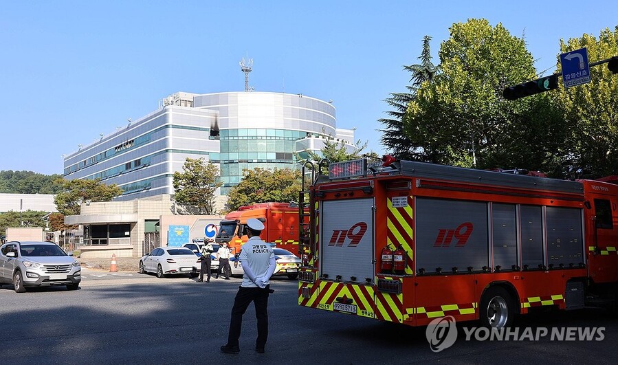 ▲ 밤샘 진화작업 이뤄진 국가정보자원관리원 ⓒ연합뉴스