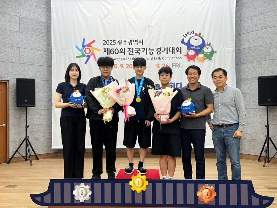 ▲ 광주선수들, 제60회 전국기능경기대회서 역대급 쾌거- 사이버보안 금은 장려 수상자(왼쪽부터 지도교사, 은상, 금상, 장려상, 자동화설비마이스터고 교장, 행정실)ⓒ광주시교육청 제공