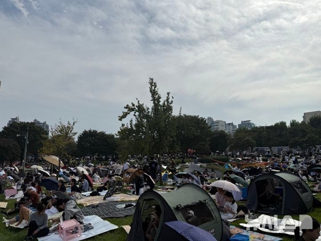 ▲ 2025 서울세계 불꽃 축제가 열리는 서울 영등포구 여의도한강공원에 시민들이 잔디밭에 돗자리와 텐트를 펼치고 불꽃놀이를 기다리고 있다. 250927 ⓒ뉴시스