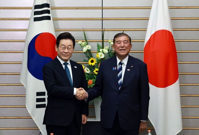 ▲ 이재명 대통령과 이시바 시게루 일본 총리가 지난달 일본 도쿄 총리 관저에서 열린 한일 확대정상회담에 앞서 기념촬영을 하고 있다. /연합뉴스