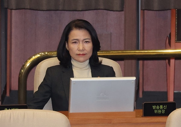 ▲ 이진숙 방송통신위원장이 26일 국회 본회의에서 방미통위 설치법에 대한 무제한 토론을 엄숙한 표정으로 바라보고 있다. /연합뉴스