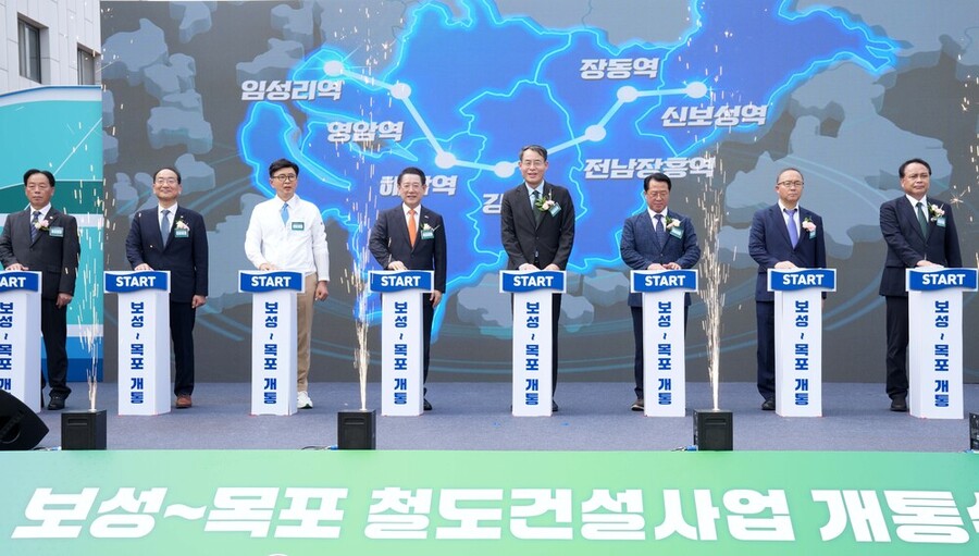 ▲ 김영록 전라남도지사가 26일 신보성역에서 열린 ‘전남남해선 목포보성선 개통식’에 참석해 주요내빈들과 개통 세레머니를 하고 있다.ⓒ전라남도 제공