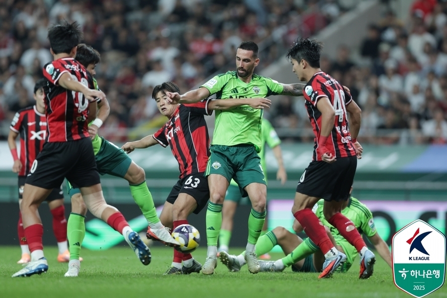 ▲ 전북은 송민규의 골로 앞서갔지만 후반 추가시간 자책골로 서울과 1-1로 비겼다.ⓒ한국프로축구연맹 제공