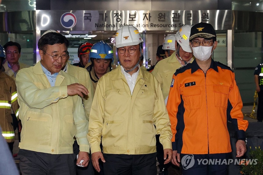 ▲ 김민석 국무총리와 윤호중 행정안전부 장관이 27일 밤 대전 유성구 국가정보자원관리원 화재 현장을 방문해 피해 상황 등을 살피고 있다.ⓒ연합뉴스