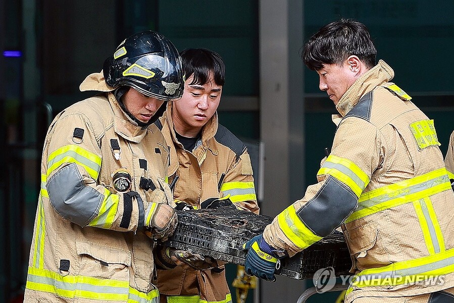 ▲ 27일 대전 유성구 국가정보자원관리원(국정자원)에서 소방대원이 불에 탄 배터리를 옮기고 있다. 전날 정부 전산시스템이 있는 국정자원에서 무정전·전원 장치(UPS)용 리튬이온 배터리 화재가 발생해 정부 전산 서비스가 대규모로 마비됐다. ⓒ연합뉴스