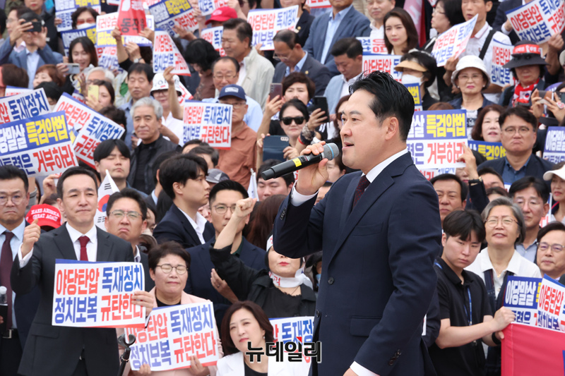 ▲ 장동혁 국민의힘 대표가 지난 12일 국회 본청 앞 계단에서 열린 '야당탄압 독재정치 규탄대회'에서 발언을 하고 있다. ⓒ이종현 기자