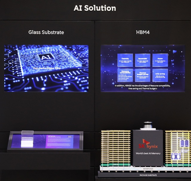 ▲ AI 데이터센터에 필요한 SK그룹 AI 생태계 핵심 제품 SKC ‘유리기판(SKC)’과 SK하이닉스 ‘고대역폭메모리4(HBM4).ⓒSK