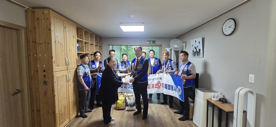 ▲ 광주시 동구 벧엘 공동 생활 가정에서 지난 25일 김석희회장이 봉사금 및 백미를 전달했다.ⓒ광주CEO 라이온스클럽 제공