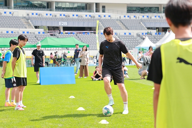 ▲ 이동국 용인FC 전력강화실장이 축구 꿈나무들에게 원포인트 레슨을 하고 있다. ⓒ용인시 제공