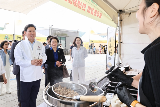 ▲ 이상일 용인특례시장이 27일 '2025 용인시 식품산업 박람회'에서 부스를 방문하며 시민들과 인사를 나누고 있다. ⓒ용인시 제공