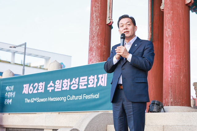 ▲ 이재준 수원시장이 제62회 수원화성문화제 개막타종 행사에서 인사말을 하고 있다. ⓒ수원시 제공