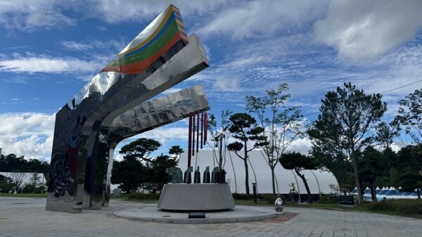 ▲ 영동세계국악엑스포조직위는 26일 행사장 내에 설치된 상징 조형물‘전통의 울림, 미래를 울리다’의 제막식을 26일 개최했다.ⓒ영동국악엑스포 조직위