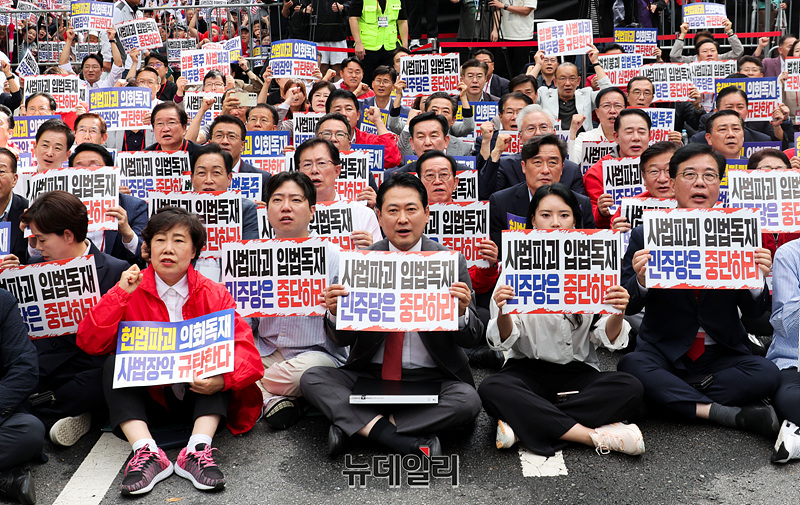 ▲ 장동혁 국민의힘 대표를 비롯한 참석자들이 28일 오후 서울 시청역에서 열린 사법파괴 입법독재 국민 규탄대회에서 구호를 외치고 있다. ⓒ이종현 기자